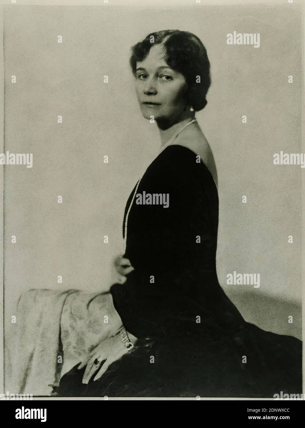 Franz Grainer, ritratto di una donna, Staatliche Landesbildstelle Amburgo, collezione sulla storia della fotografia, carta, stampa bromoile, dimensioni immagine: Altezza: 43,5 cm; larghezza: 33,2 cm, firmato: Recto u. re. In piombo: Grainer, timbro: verso e sinistra: Francobollo e iscrizione oggetto della Staatliche Landesbildstelle Amburgo, fotografia ritratto, ritratto a mezza figura, profilo a metà (tre quarti), moda, abbigliamento, donna, ritratto Foto Stock