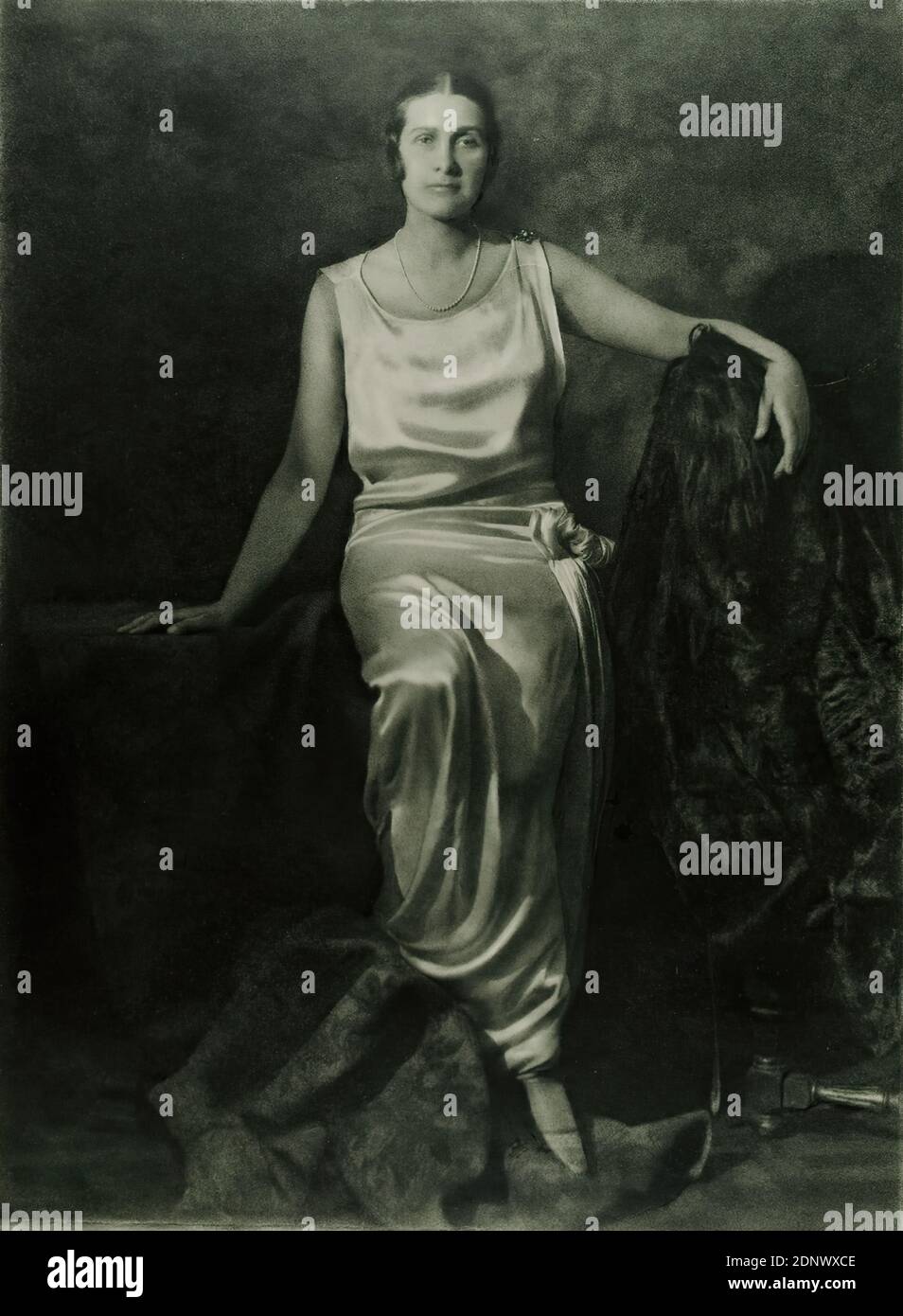 Franz Grainer, ritratto di una donna, Staatliche Landesbildstelle Amburgo, collezione sulla storia della fotografia, carta, stampa bromoile, dimensioni immagine: Altezza: 47,8 cm; larghezza: 34,5 cm, firmato: Recto u. re. In piombo: Grainer, timbro: verso e sinistra: Francobollo e iscrizione oggetto della Staatliche Landesbildstelle Amburgo, fotografia ritratto, ritratto a tutta lunghezza, en face (vista frontale), moda, abbigliamento, donna, ritratto Foto Stock