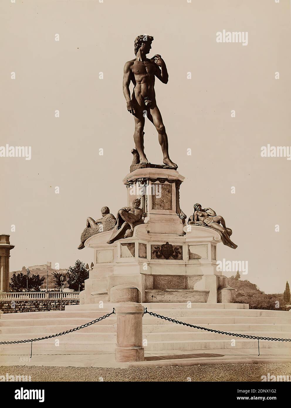 Giacomo Brogi, Edizioni Brogi, serie di famose attrazioni di Firenze, carta albumina, processo positivo in bianco e nero, dimensioni del foglio: Altezza: 25.00 cm; larghezza: 19.00 cm, numerata: In motivi e sinistra: Foto n. 3301, incisione con francobollo: Sulla scatola: Giacomo Brogi, Fotografia - Editore, Firenze, 15, Lung'Arno delle grazie, 1st Via Tornabuoni, skulptur, Plastik, Bildhauerkunst, David, Straßen und Plätze, hist. Località, città, paese, Firenze Foto Stock