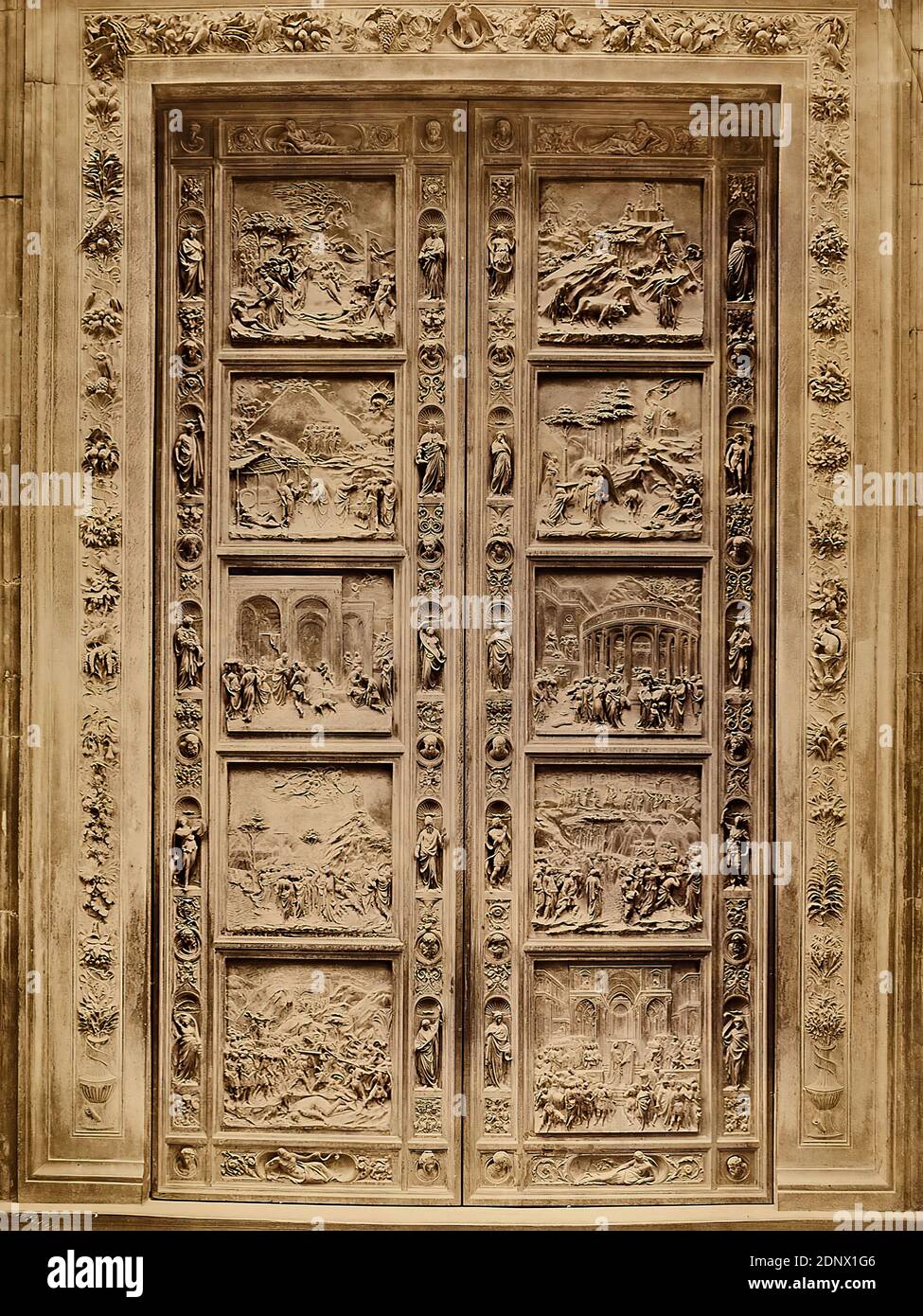 Giacomo Brogi, Edizioni Brogi, serie di porte in bronzo al Battistero di San Giovanni a Firenze, carta albumina, processo positivo bianco e nero, dimensioni del foglio: Altezza: 37,50 cm; larghezza: 27,00 cm, timbro: In basso a sinistra: Timbro cieco in carta fotografica: Brogi, fotografia architettonica, dettagli architettonici, ornamenti, portale (edificio della chiesa Foto Stock