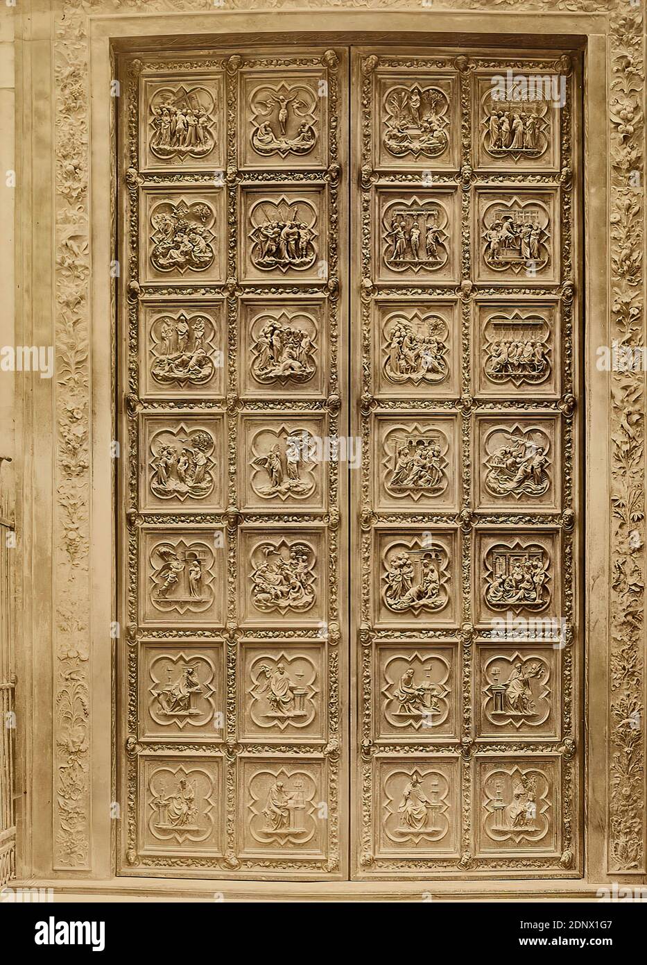 Giacomo Brogi, Edizioni Brogi, serie di porte in bronzo al Battistero di San Giovanni a Firenze, carta albumina, processo positivo bianco e nero, dimensioni del foglio: Altezza: 37.50 cm; larghezza: 27.00 cm, timbro: In basso a sinistra: Timbro cieco in carta fotografica: Brogi, fotografia architettonica, dettagli architettonici, ornamenti, portale (edificio della chiesa Foto Stock