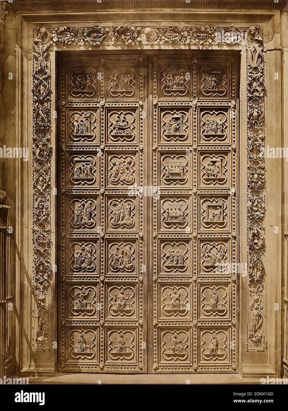 Giacomo Brogi, Edizioni Brogi, serie di porte in bronzo al Battistero di San Giovanni a Firenze, carta albumina, processo positivo bianco e nero, dimensioni del foglio: Altezza: 37.50 cm; larghezza: 27.00 cm, timbro: In basso a sinistra: Timbro cieco in carta fotografica: Brogi, fotografia architettonica, dettagli architettonici, ornamenti, portale (edificio della chiesa Foto Stock