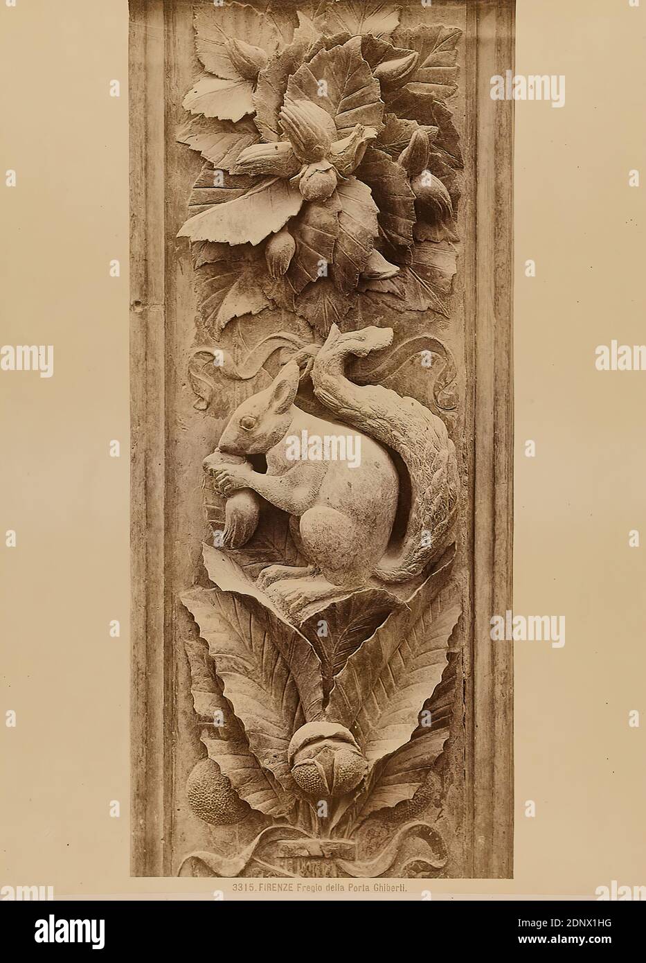 Giacomo Brogi, Edizioni Brogi, particolare della porta del Paradiso di Ghiberti al Battistero di San Giovanni a Firenze, carta albumina, bianco e nero processo positivo, dimensioni foglio: Altezza: 25.00 cm; larghezza: 19.50 cm, timbro: In basso a sinistra: Timbro cieco in carta fotografica: Brogi, fotografia, fotografia architettonica, dettagli architettonici, portale (edificio della chiesa Foto Stock