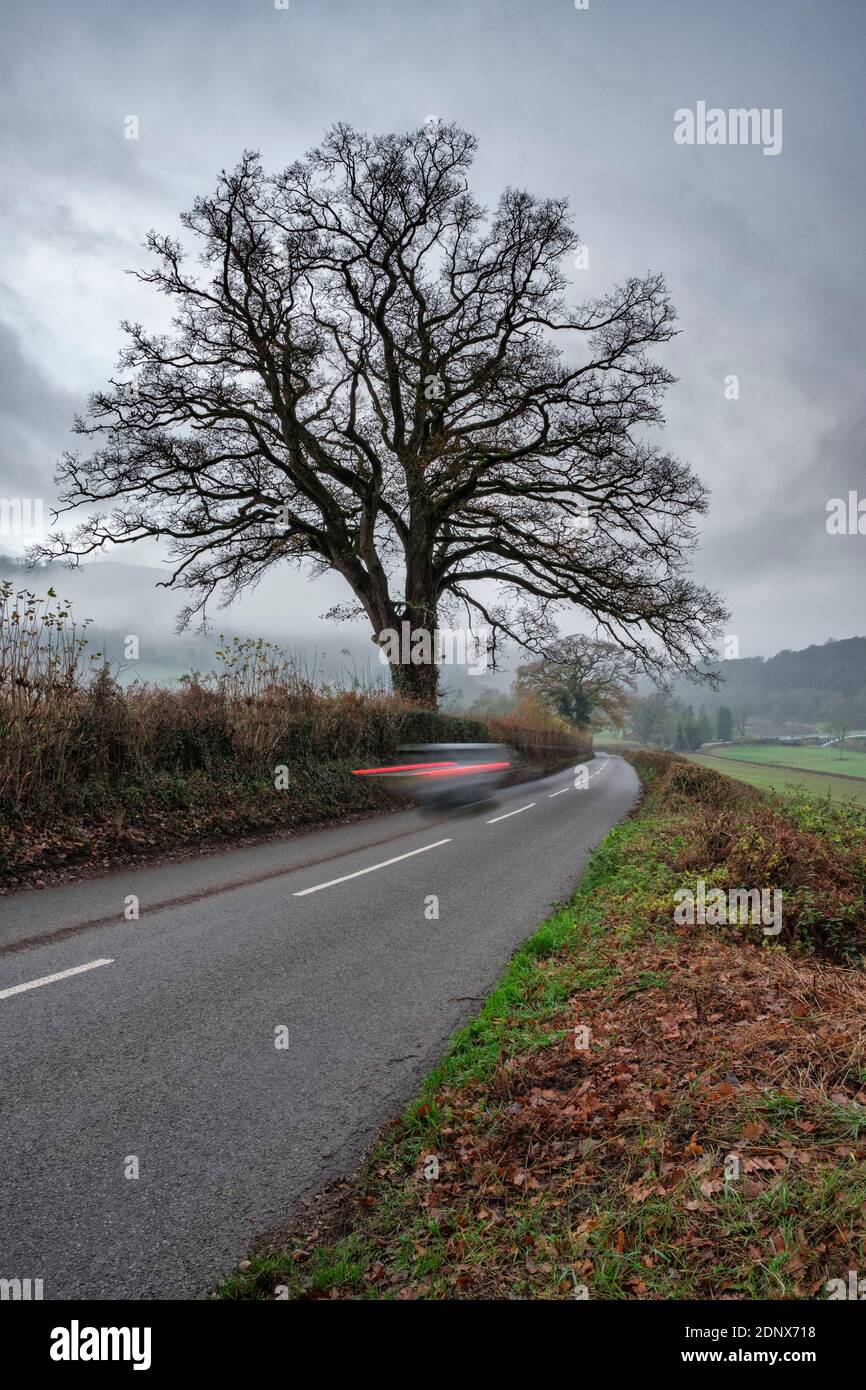 Un'auto sulla strada Stowe che conduce alla A466 Wye Valley Road a Bigswir. Foto Stock