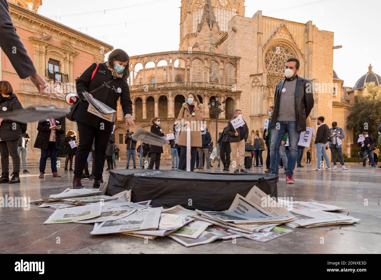 Valencia, Valencia, Spagna. 18 Dicembre 2020. Proteste dei giornalisti con lo slogan ''senza giornalisti non c'è giornalismo, e senza giornalismo non c'è democrazia?'. Diversi licenziamenti che colpiscono il settore dell'informazione hanno provocato una protesta da parte di giornalisti in diverse parti della Comunità valenciana. Valencia in Plaza de la Virgen al 18 dicembre 2020. Credit: Xisco Navarro/ZUMA Wire/Alamy Live News Foto Stock