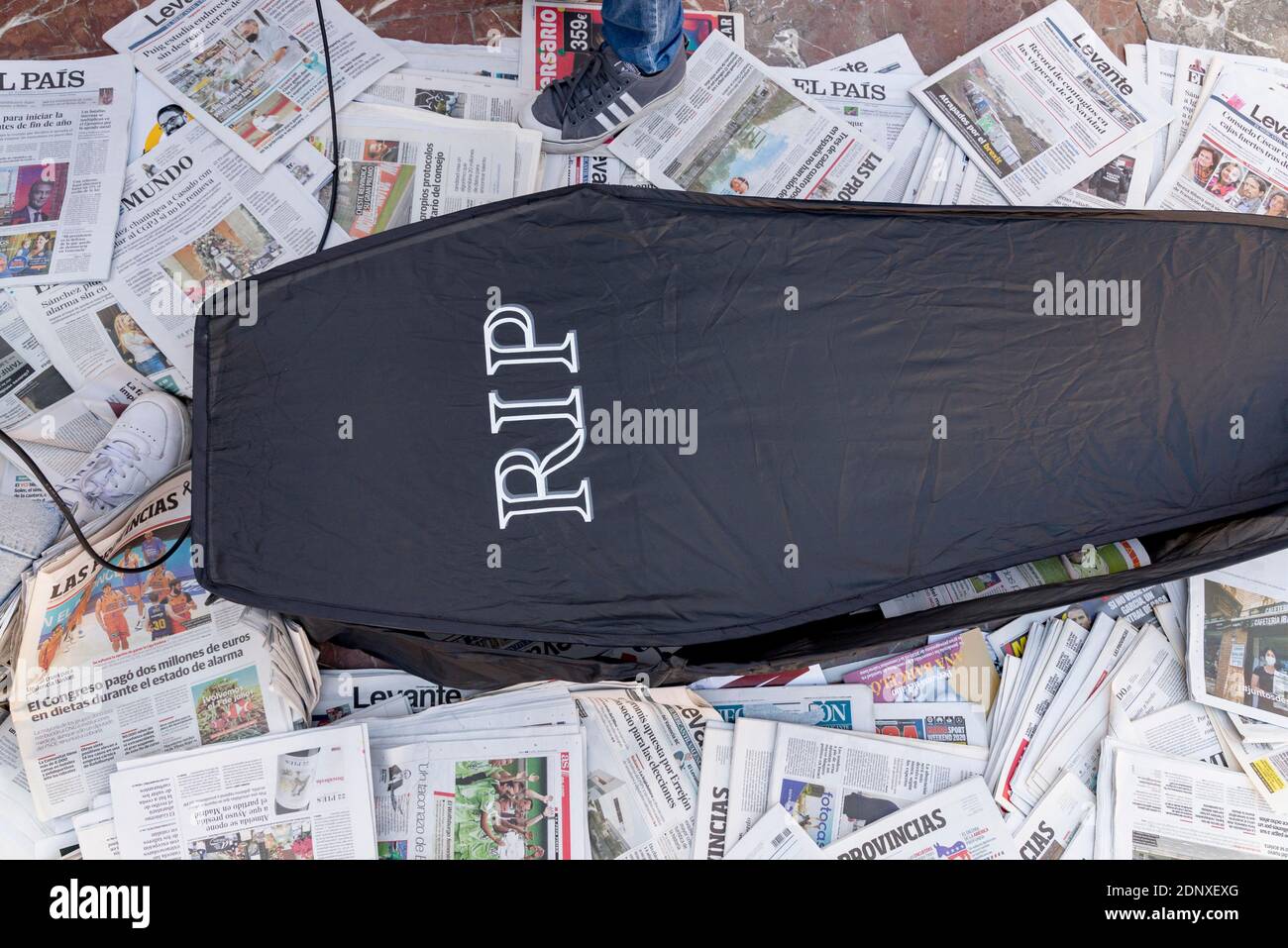 Valencia, Valencia, Spagna. 18 Dicembre 2020. Proteste dei giornalisti con lo slogan ''senza giornalisti non c'è giornalismo, e senza giornalismo non c'è democrazia?'. Diversi licenziamenti che colpiscono il settore dell'informazione hanno provocato una protesta da parte di giornalisti in diverse parti della Comunità valenciana. Valencia in Plaza de la Virgen al 18 dicembre 2020. Credit: Xisco Navarro/ZUMA Wire/Alamy Live News Foto Stock