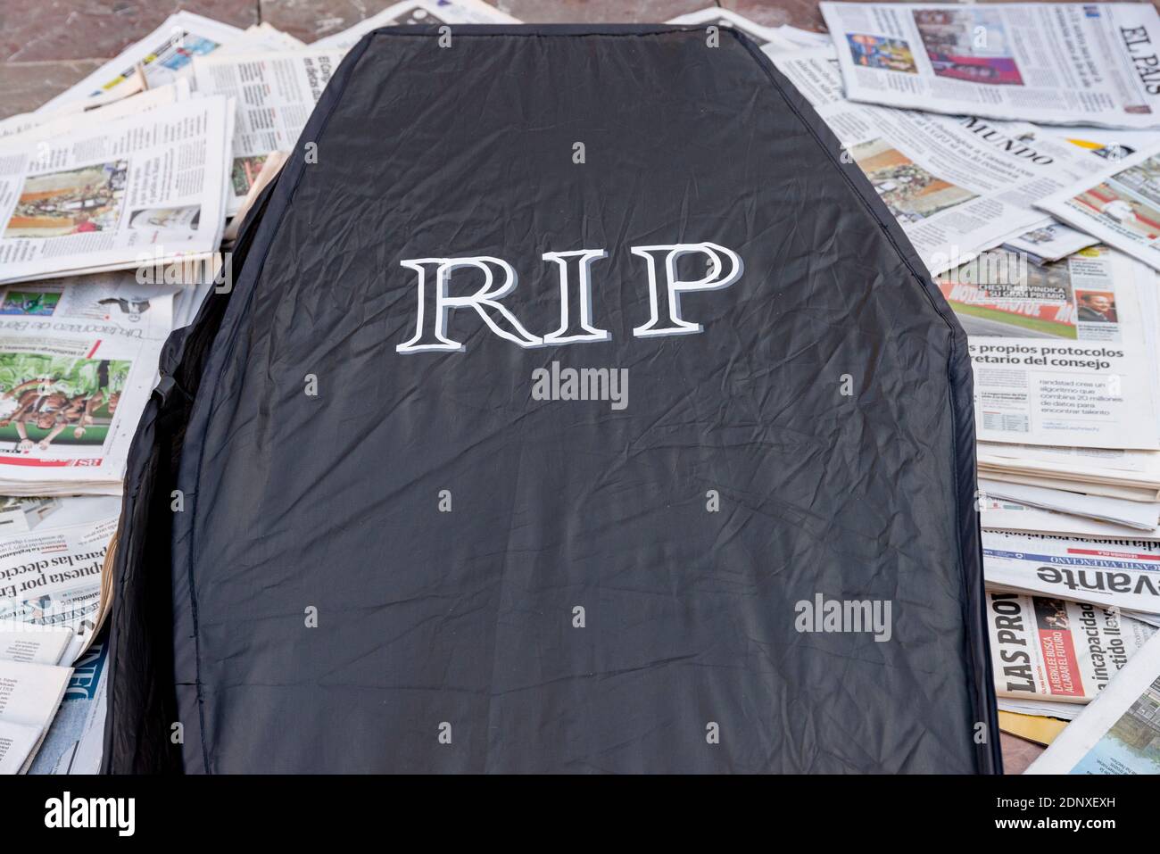 Valencia, Valencia, Spagna. 18 Dicembre 2020. Proteste dei giornalisti con lo slogan ''senza giornalisti non c'è giornalismo, e senza giornalismo non c'è democrazia?'. Diversi licenziamenti che colpiscono il settore dell'informazione hanno provocato una protesta da parte di giornalisti in diverse parti della Comunità valenciana. Valencia in Plaza de la Virgen al 18 dicembre 2020. Credit: Xisco Navarro/ZUMA Wire/Alamy Live News Foto Stock