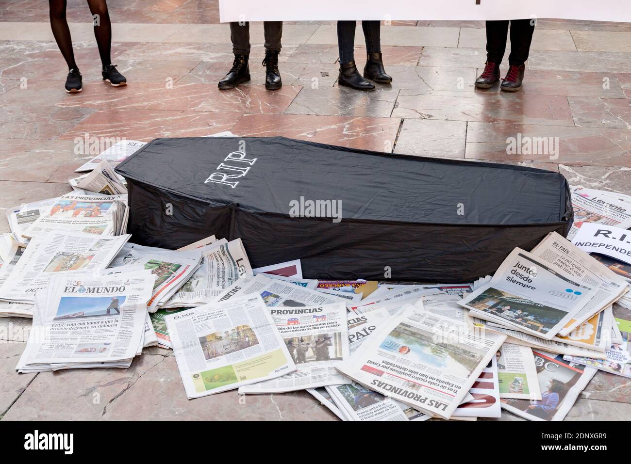 Valencia, Valencia, Spagna. 18 Dicembre 2020. Proteste dei giornalisti con lo slogan ''senza giornalisti non c'è giornalismo, e senza giornalismo non c'è democrazia?'. Diversi licenziamenti che colpiscono il settore dell'informazione hanno provocato una protesta da parte di giornalisti in diverse parti della Comunità valenciana. Valencia in Plaza de la Virgen al 18 dicembre 2020. Credit: Xisco Navarro/ZUMA Wire/Alamy Live News Foto Stock