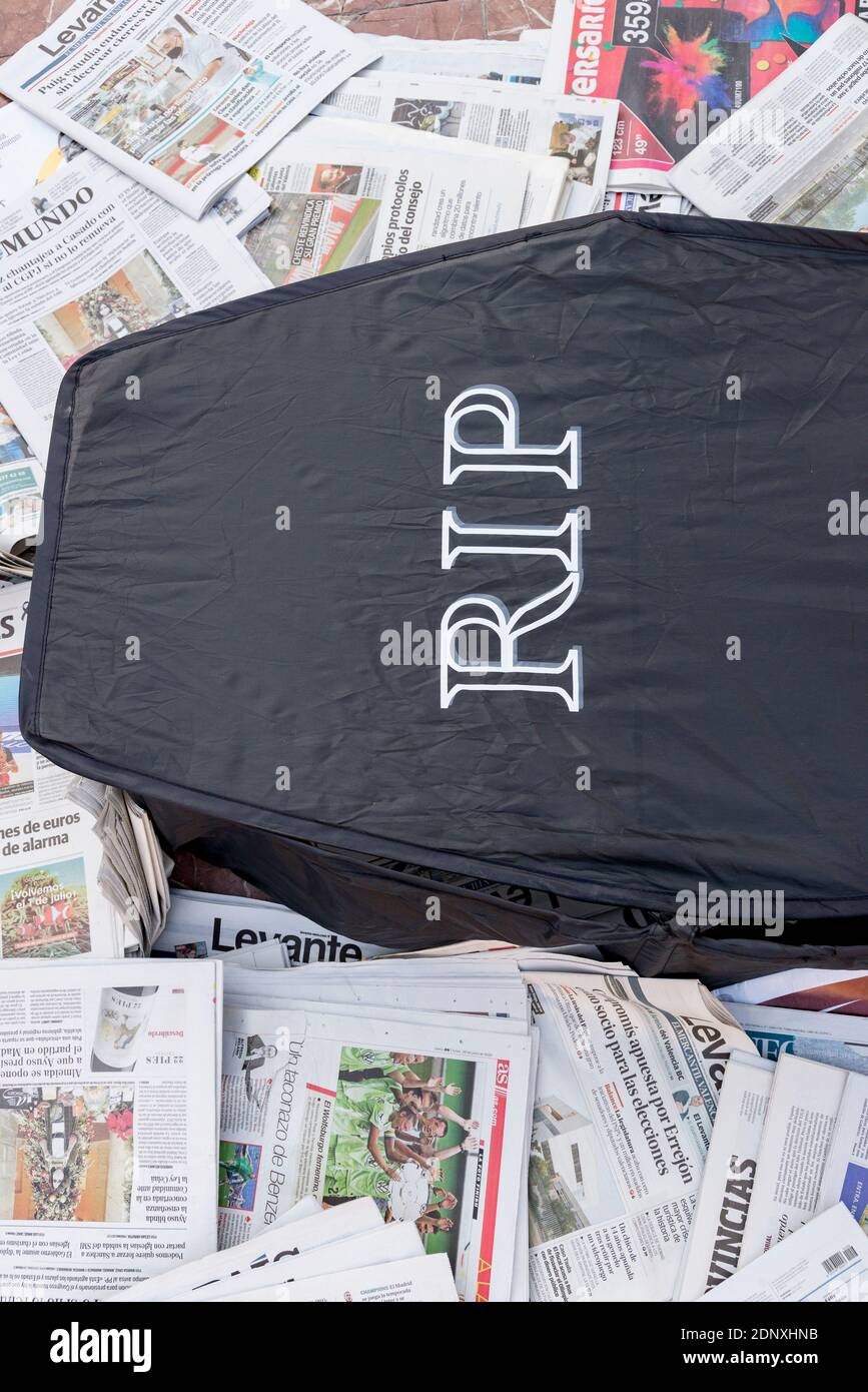 Valencia, Valencia, Spagna. 18 Dicembre 2020. Proteste dei giornalisti con lo slogan ''senza giornalisti non c'è giornalismo, e senza giornalismo non c'è democrazia?'. Diversi licenziamenti che colpiscono il settore dell'informazione hanno provocato una protesta da parte di giornalisti in diverse parti della Comunità valenciana. Valencia in Plaza de la Virgen al 18 dicembre 2020. Credit: Xisco Navarro/ZUMA Wire/Alamy Live News Foto Stock