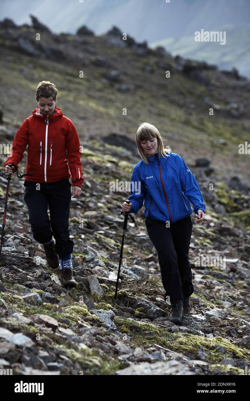 Due donne escursioni in montagna vicino Breidavik, Islanda Foto Stock