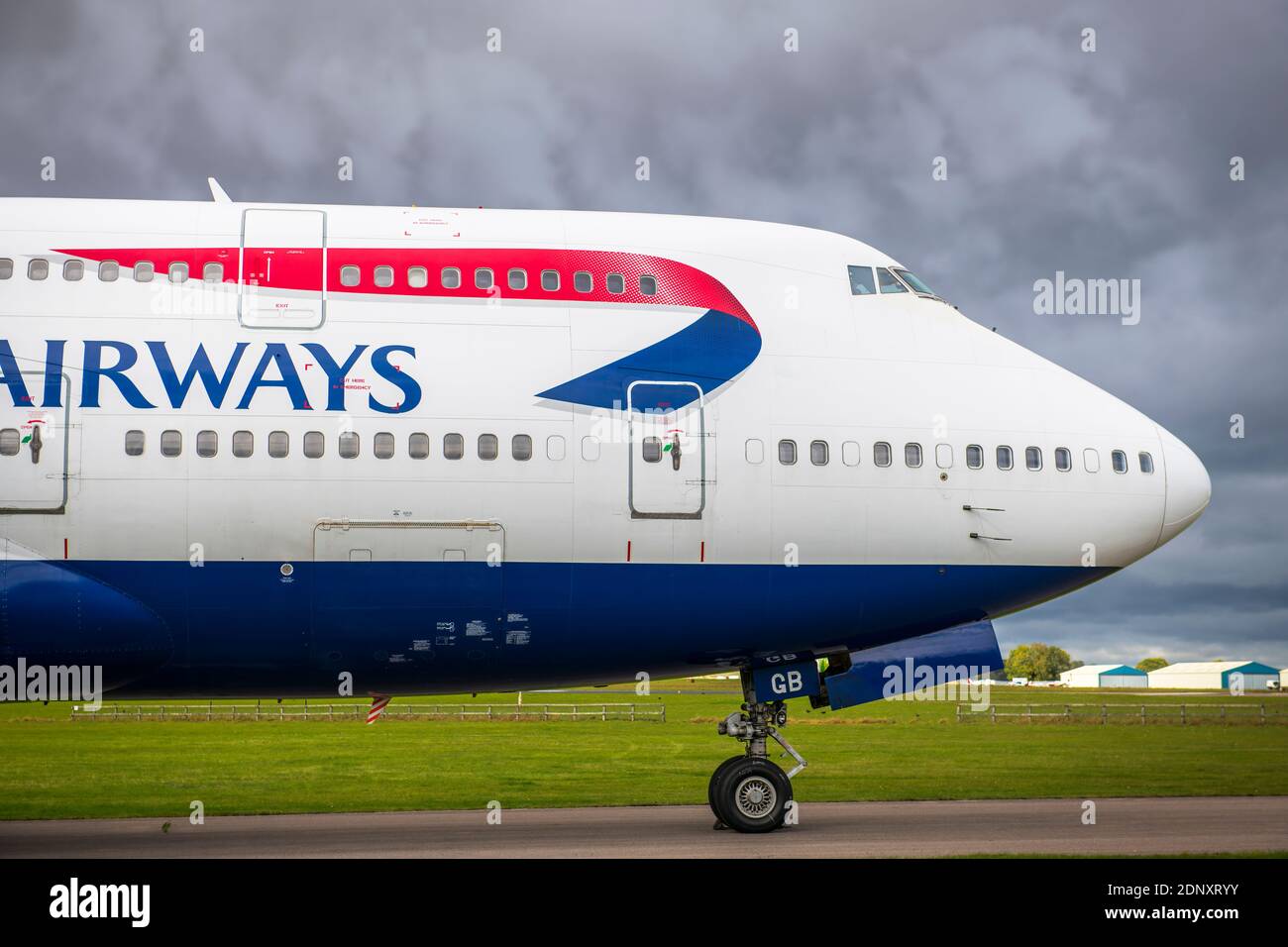 Le nubi di tempesta si riuniscono sul luogo di riposo finale del L'iconica flotta "Jumbo Jet" di British Airways Boeing 747 attendere che il asfalto venga scartato Foto Stock