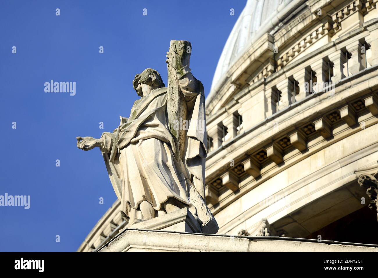Londra, Inghilterra, Regno Unito. Cattedrale di San Paolo. Statua di Sant'Andrea, con una croce di salvataggio, sulla facciata sud Foto Stock Londra, Inghilterra, Regno Unito. Cattedrale di San Paolo. Statua di Sant'Andrea, con una croce di salvataggio, sulla facciata sud Foto Stock