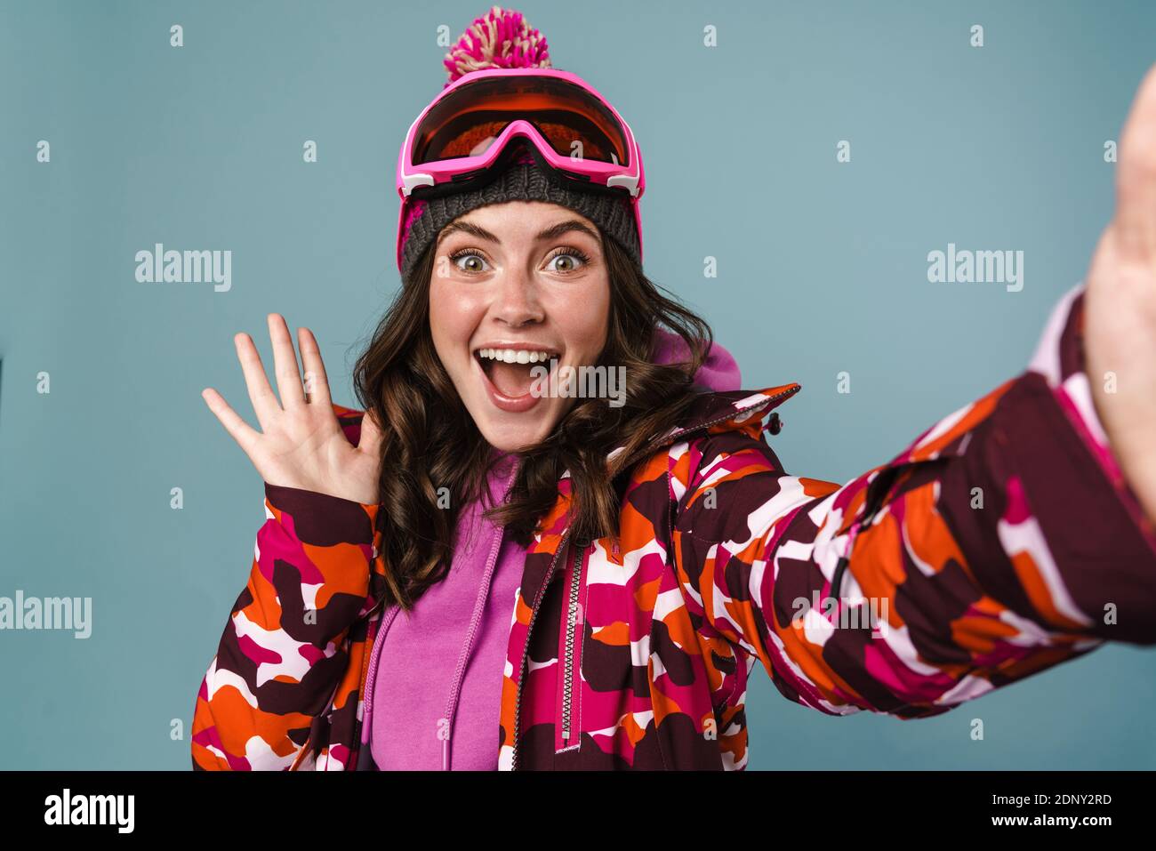 uomo che prende selfie in casco da sci occhiali e maschera snowboard Foto  stock - Alamy