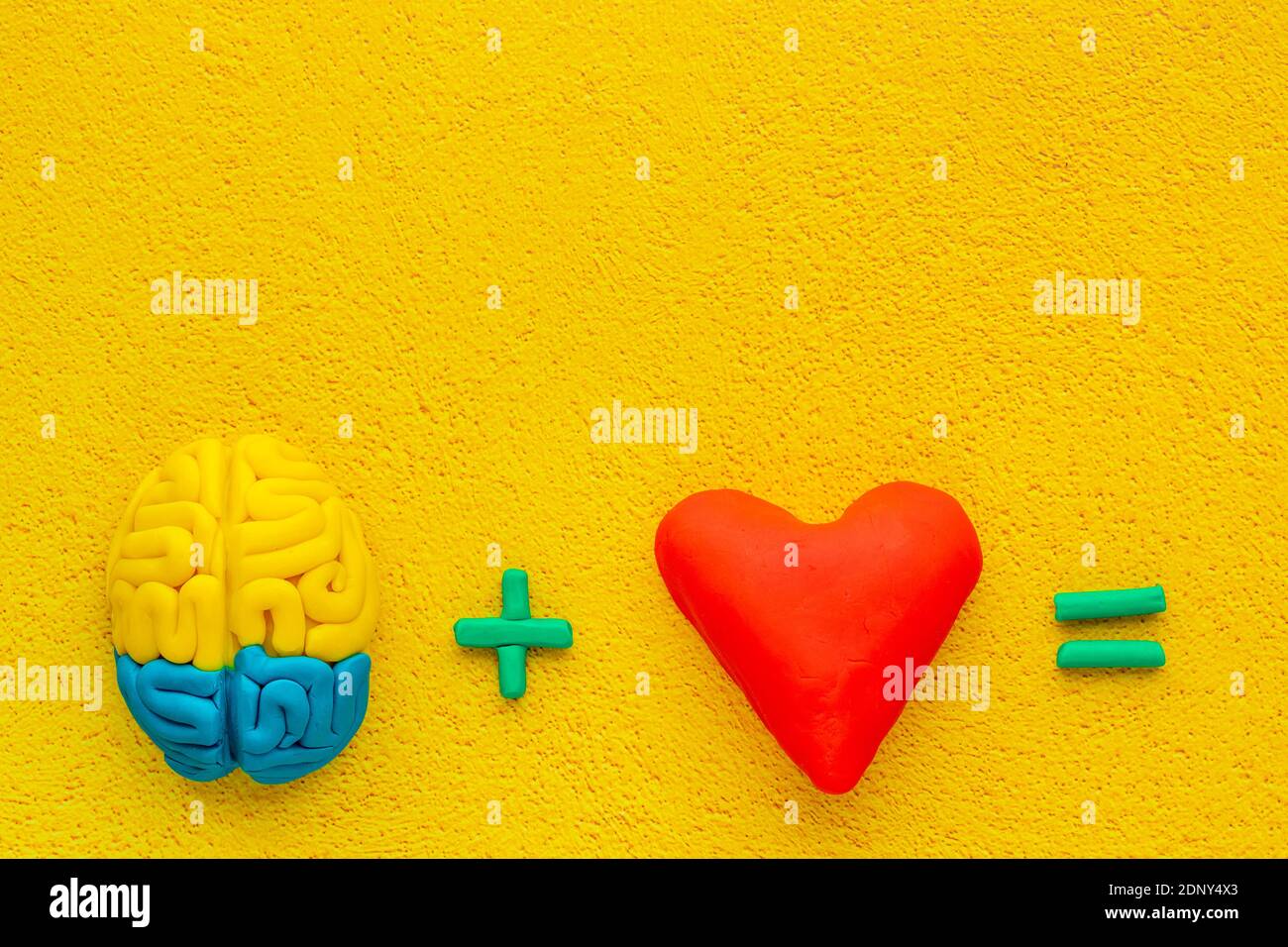 Mente ed emozioni - cervello con cuore fatto di argilla, vista dall'alto Foto Stock