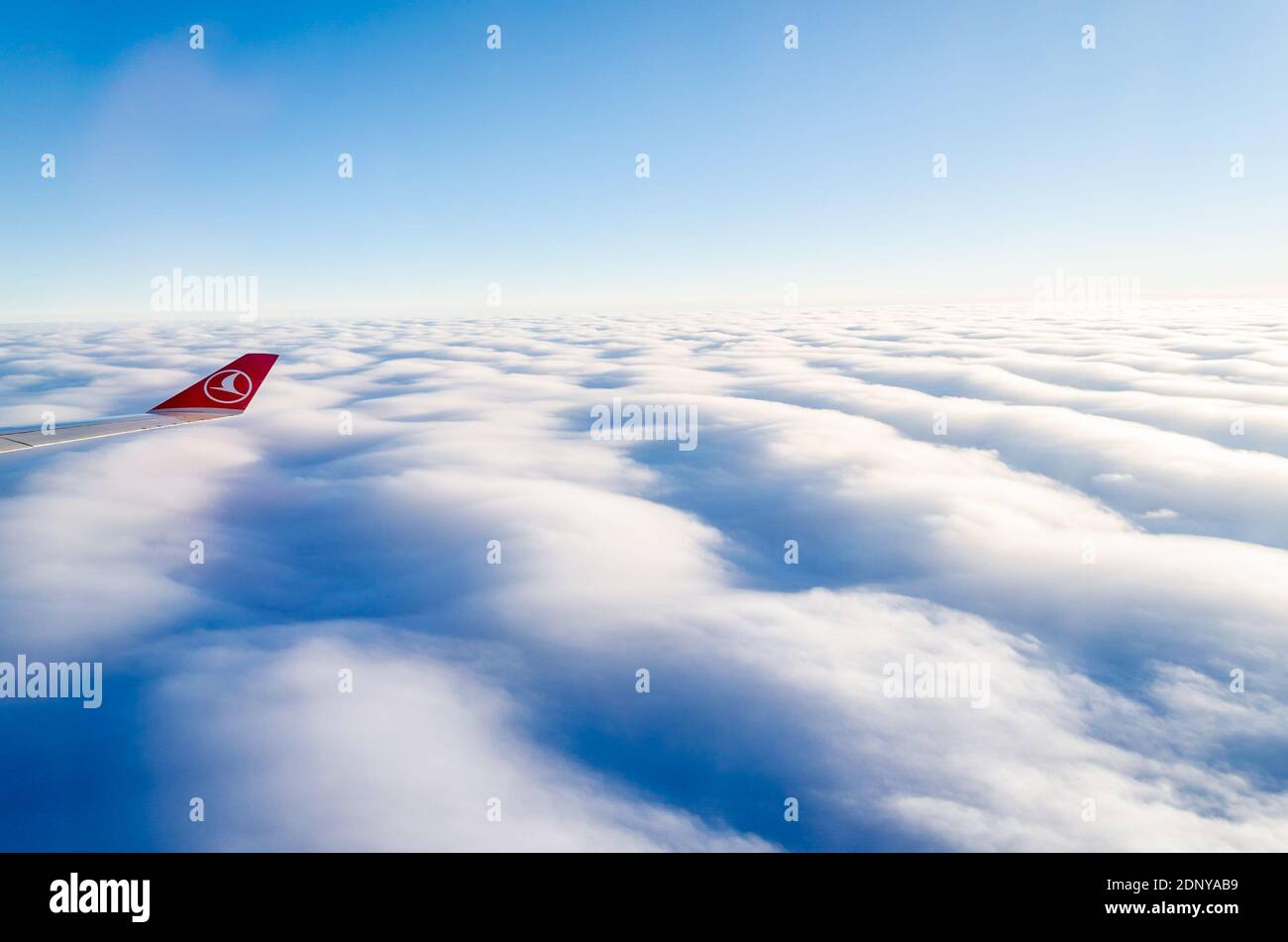 Logo Turkish Airlines sull'ala destra. Vista dalla finestra dell'aeromobile. Orizzonte Blu sopra le nuvole nell'Oceano Atlantico. Viaggio da Istanbul a New York Foto Stock