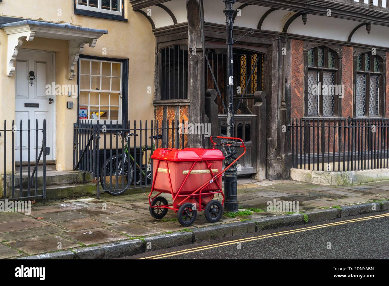 Red Royal Mail cart / trolley parcheggiato in Bugle Street nella parte della città vecchia di Southampton, Hampshire, Inghilterra, Regno Unito Foto Stock