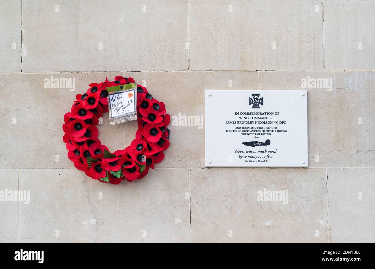 Ricordo di una corona di papavero che commemora il comandante dell'ala James Brindley Nicolson durante la battaglia della Gran Bretagna del 1940 a Guildhall Square, Southampton, Regno Unito Foto Stock