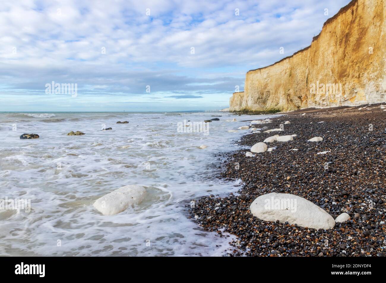 Alta marea ai piedi delle scogliere Telscombe tra Brighton e Peacehaven East Sussex costa sud-est Inghilterra Foto Stock