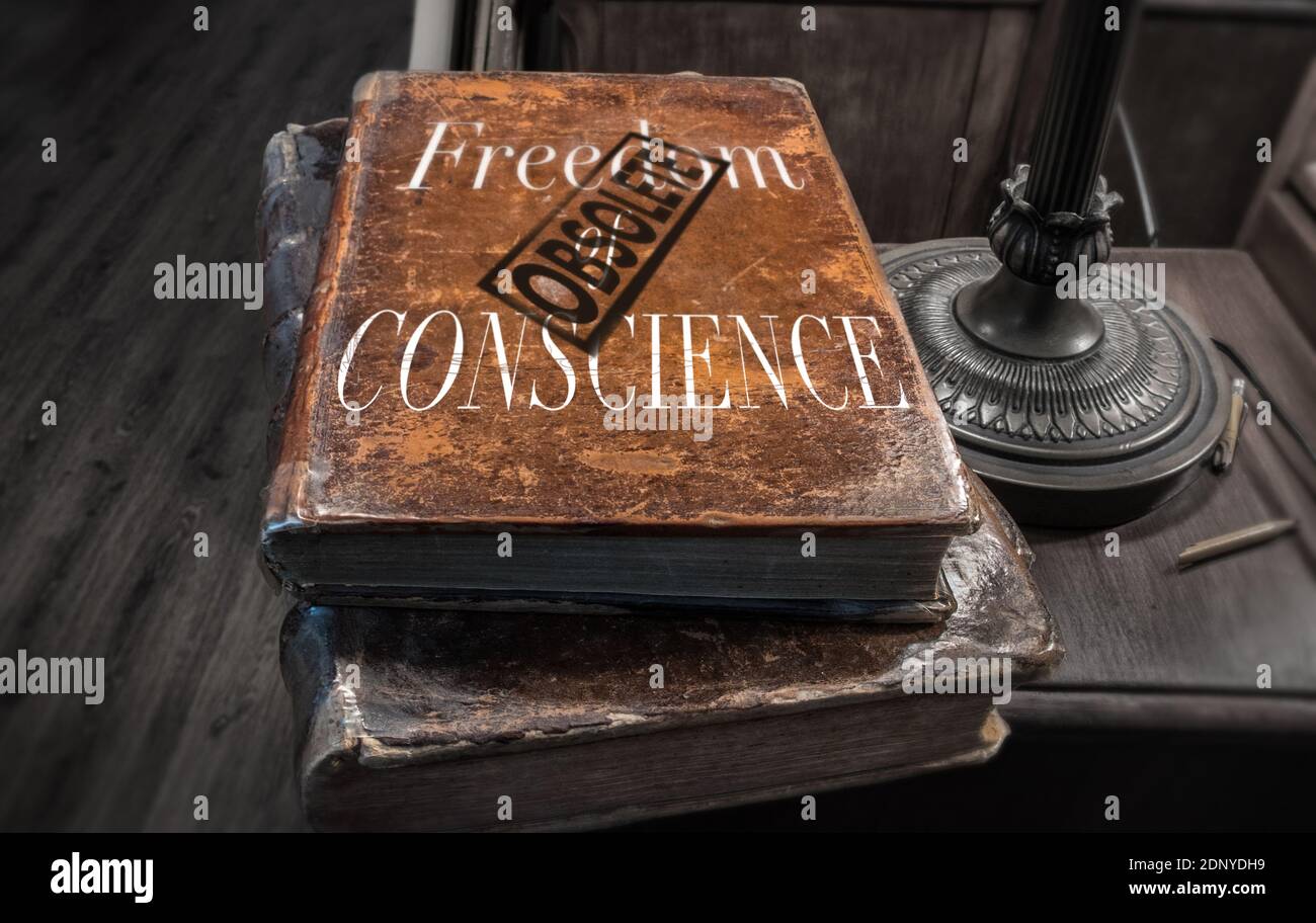 In un'atmosfera piuttosto poppa, libri antichi o ledger, il primo parla di libertà di coscienza, ma è colpito da un timbro: Obsoleto. Foto Stock