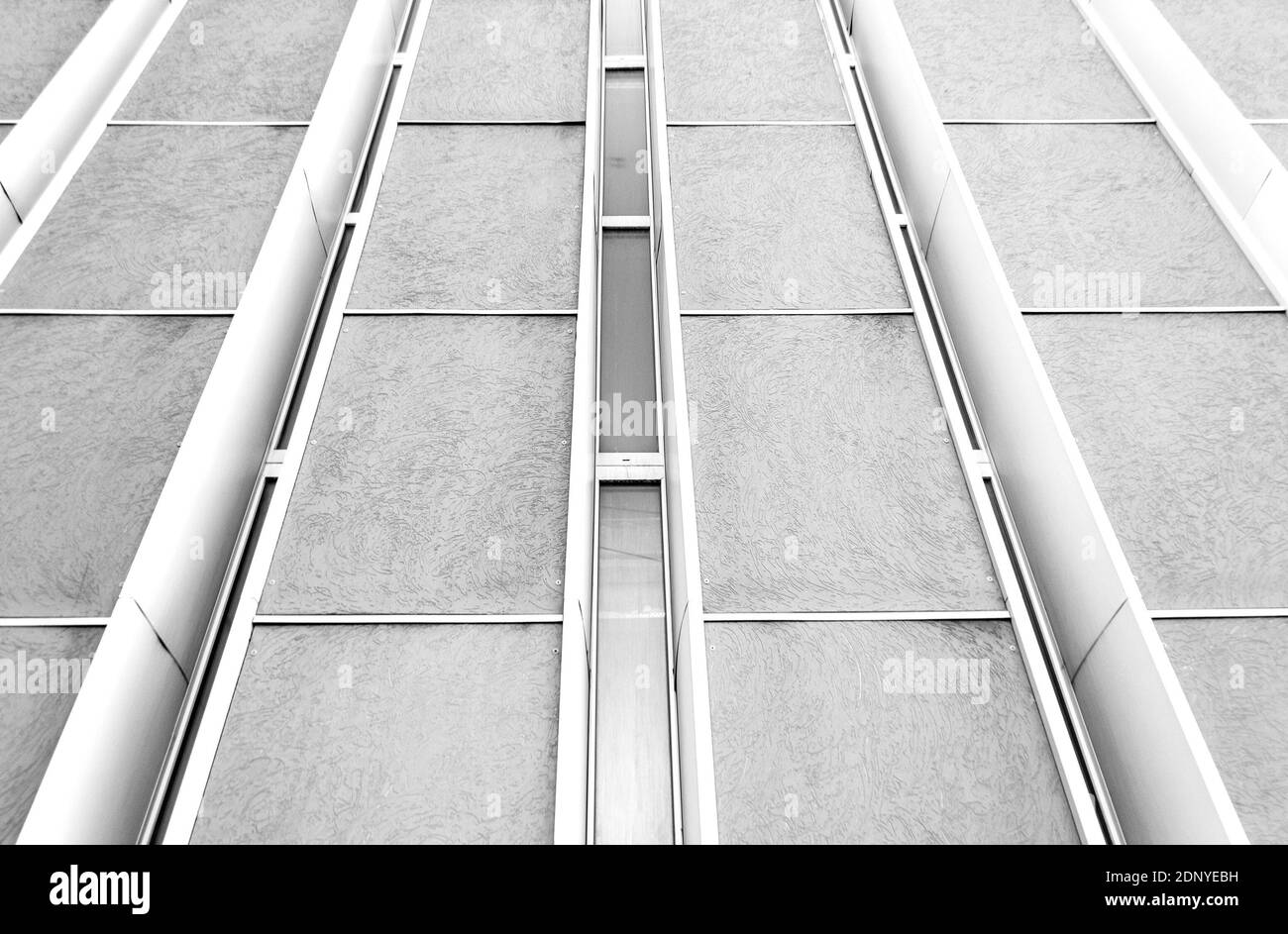 Parete dell'edificio a colori monocromatica - vista dal basso Foto Stock