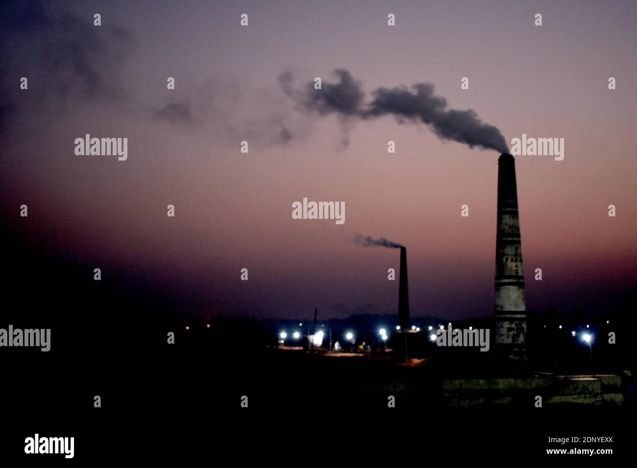 DHAKA, BANGLADESH – 18 dicembre 2020: Inquinamento atmosferico, il camino di una fabbrica di mattoni scarica il fumo al mattone archiviato ad Amin bazar, saver Dhaka. S Foto Stock