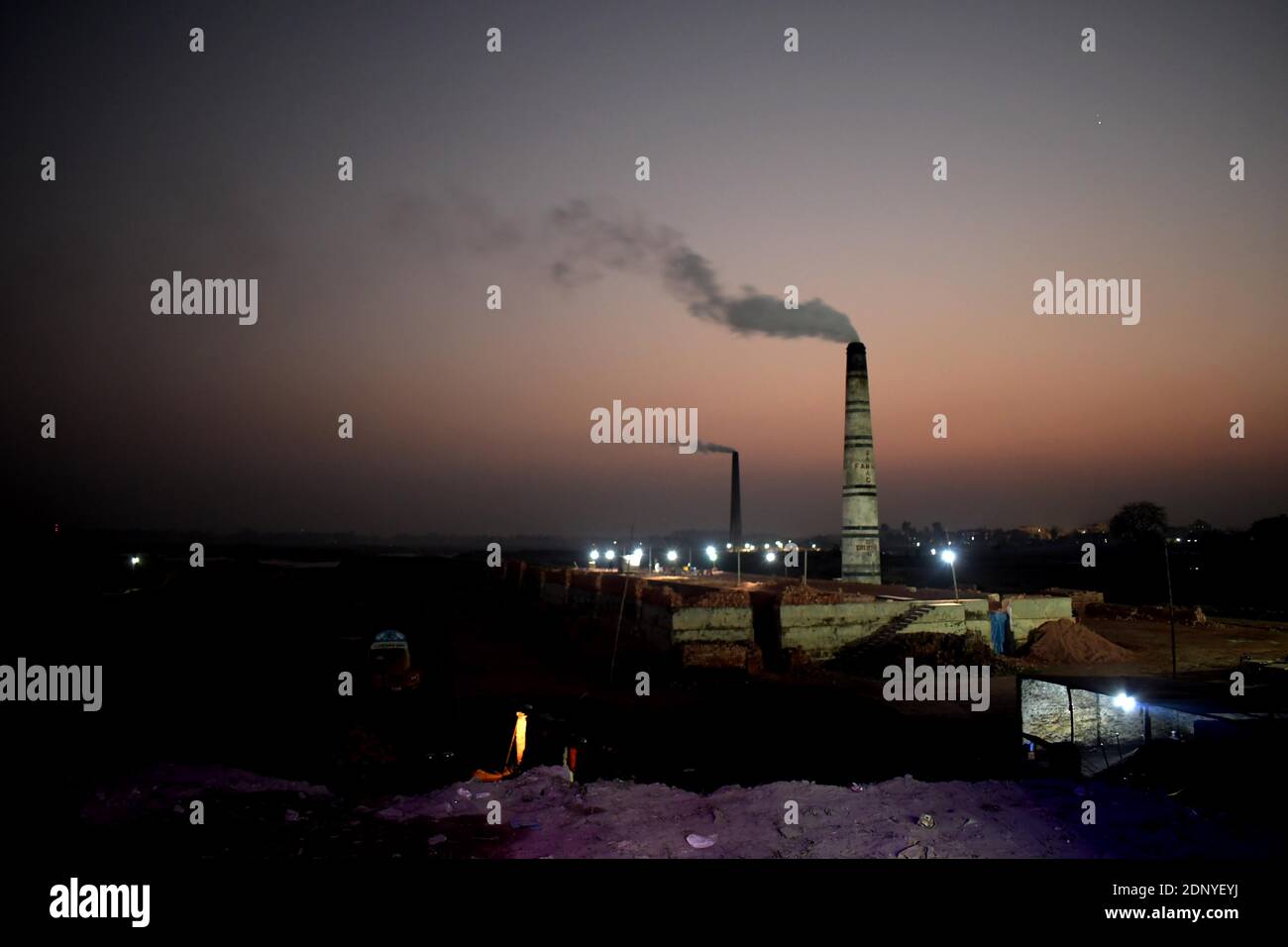 DHAKA, BANGLADESH – 18 dicembre 2020: Inquinamento atmosferico, il camino di una fabbrica di mattoni scarica il fumo al mattone archiviato ad Amin bazar, saver Dhaka. S Foto Stock