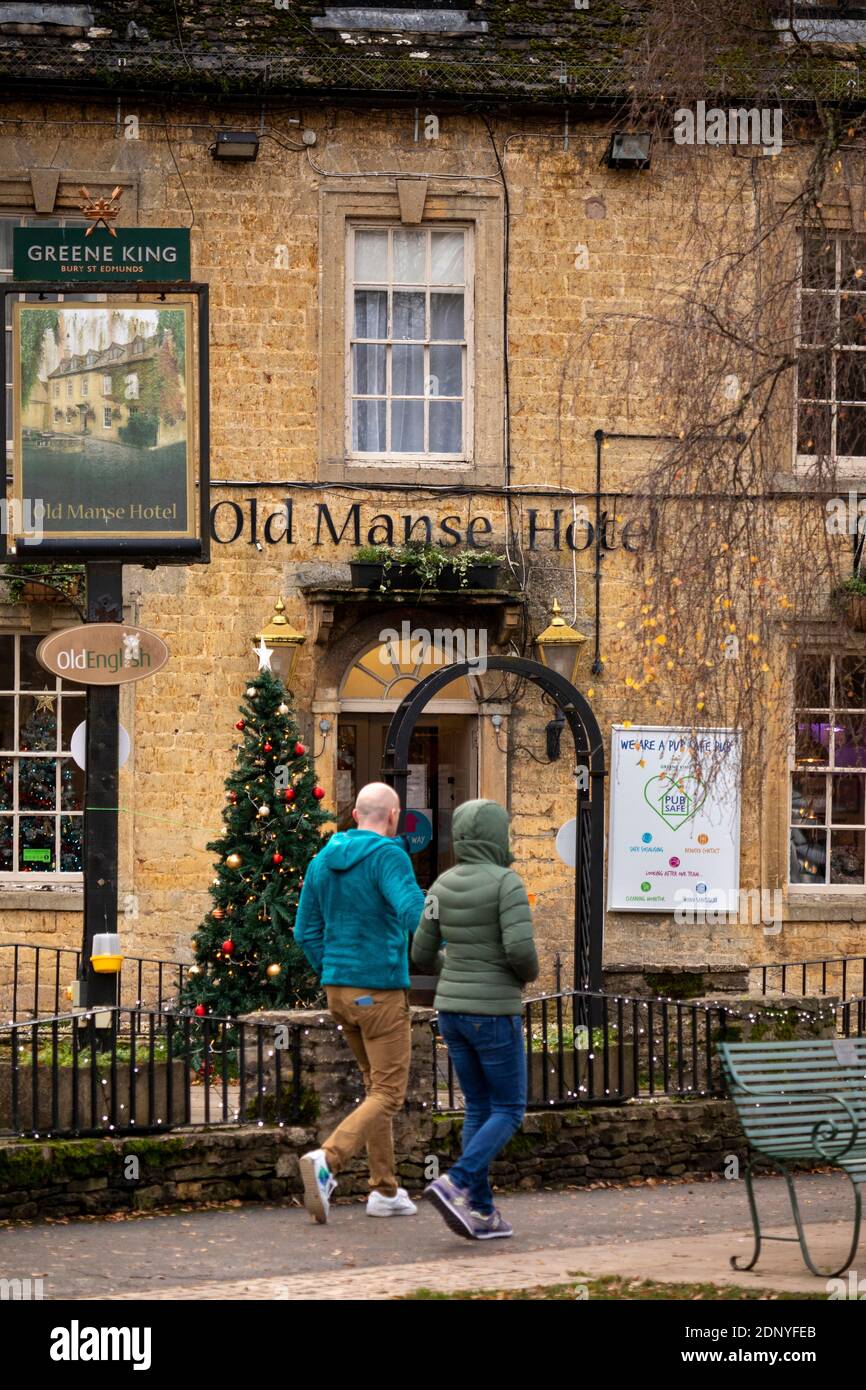 Regno Unito, Gloucestershire, Bourton on the Water, High Street, albero di Natale fuori Old Manse Hotel Foto Stock