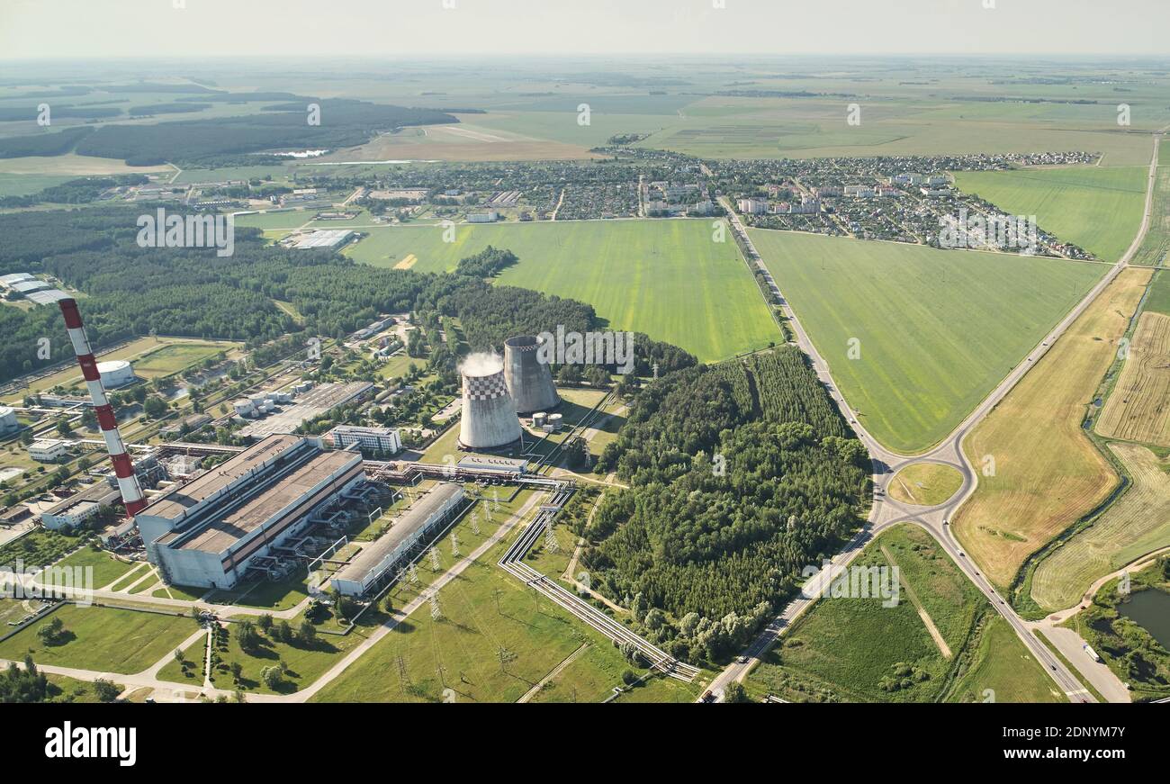 Vista del drone aereo delle grandi piante. Tema inquinamento atmosferico Foto Stock