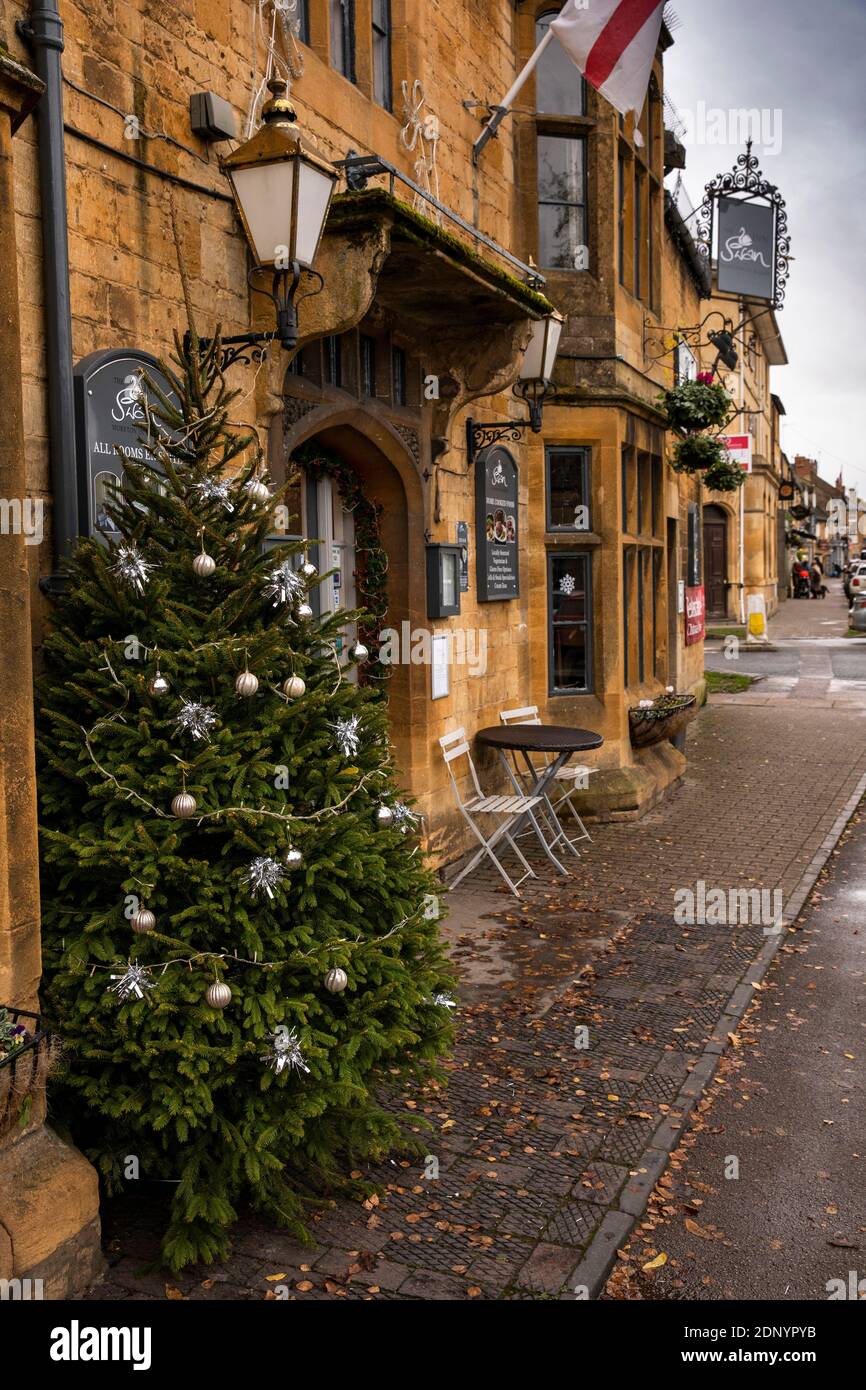 Regno Unito, Gloucestershire, Moreton in Marsh, High Street, albero di Natale e decorazioni fuori Swan Inn Foto Stock