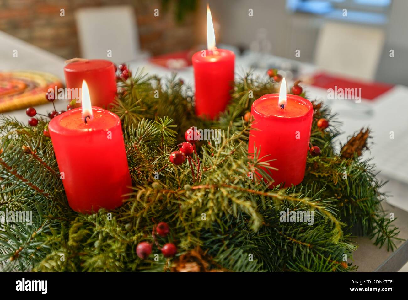 Tre candele che bruciano sulla ghirlanda dell'avvento in tempo pre-natalizio a. cucina domestica Foto Stock
