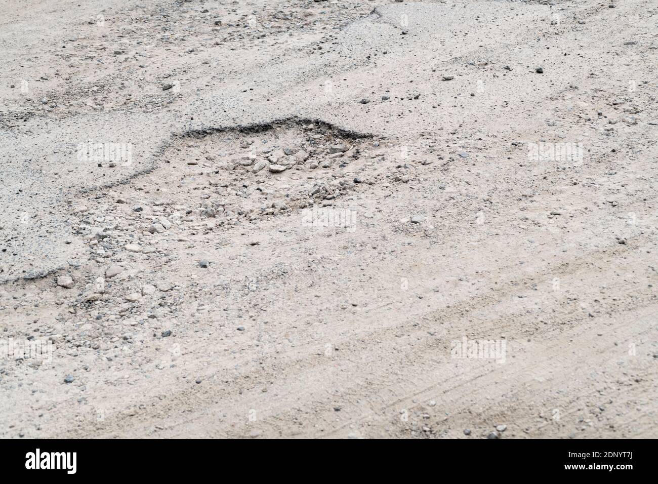 Posteggio in un parcheggio auto sul mare. Concetto di superficie irregolare, scarsa manutenzione, infrastrutture rotte, lavori cattivi, strada sterrata. Foto Stock