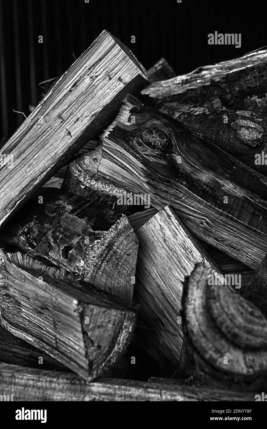 I bruciatori di carbone passano attraverso un processo intensivo di lavoro per fare i grumi di boschetti di carbon.mereworth in kent, UK. Foto Stock