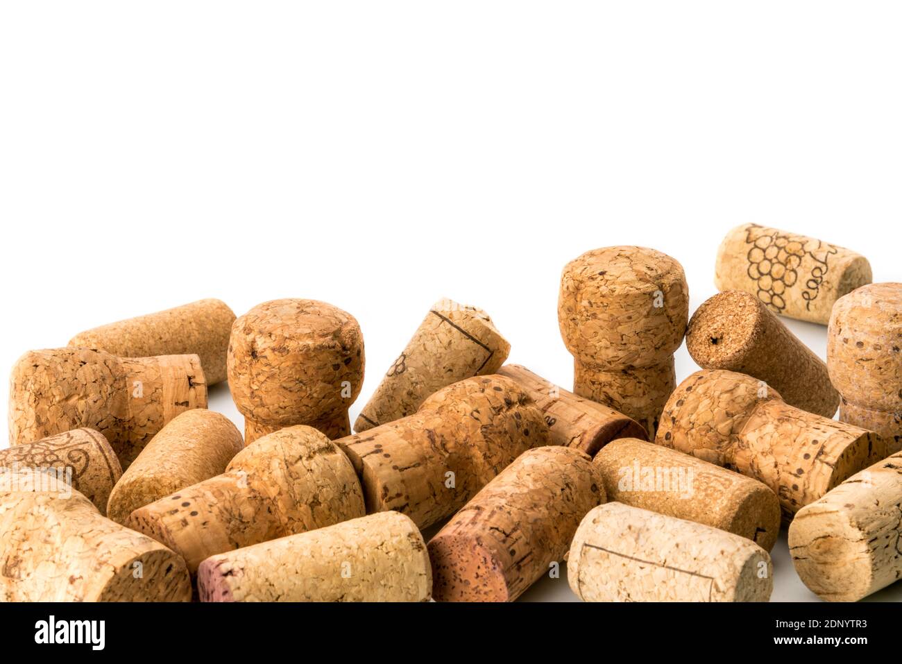 I tappi di vino usati sparsi casualmente riempiono le metà cornici su sfondo bianco, spazio per il testo, Foto Stock