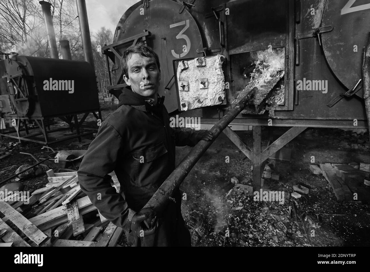 I bruciatori di carbone passano attraverso un processo intensivo di lavoro per fare i grumi di boschetti di carbon.mereworth in kent, UK. Foto Stock