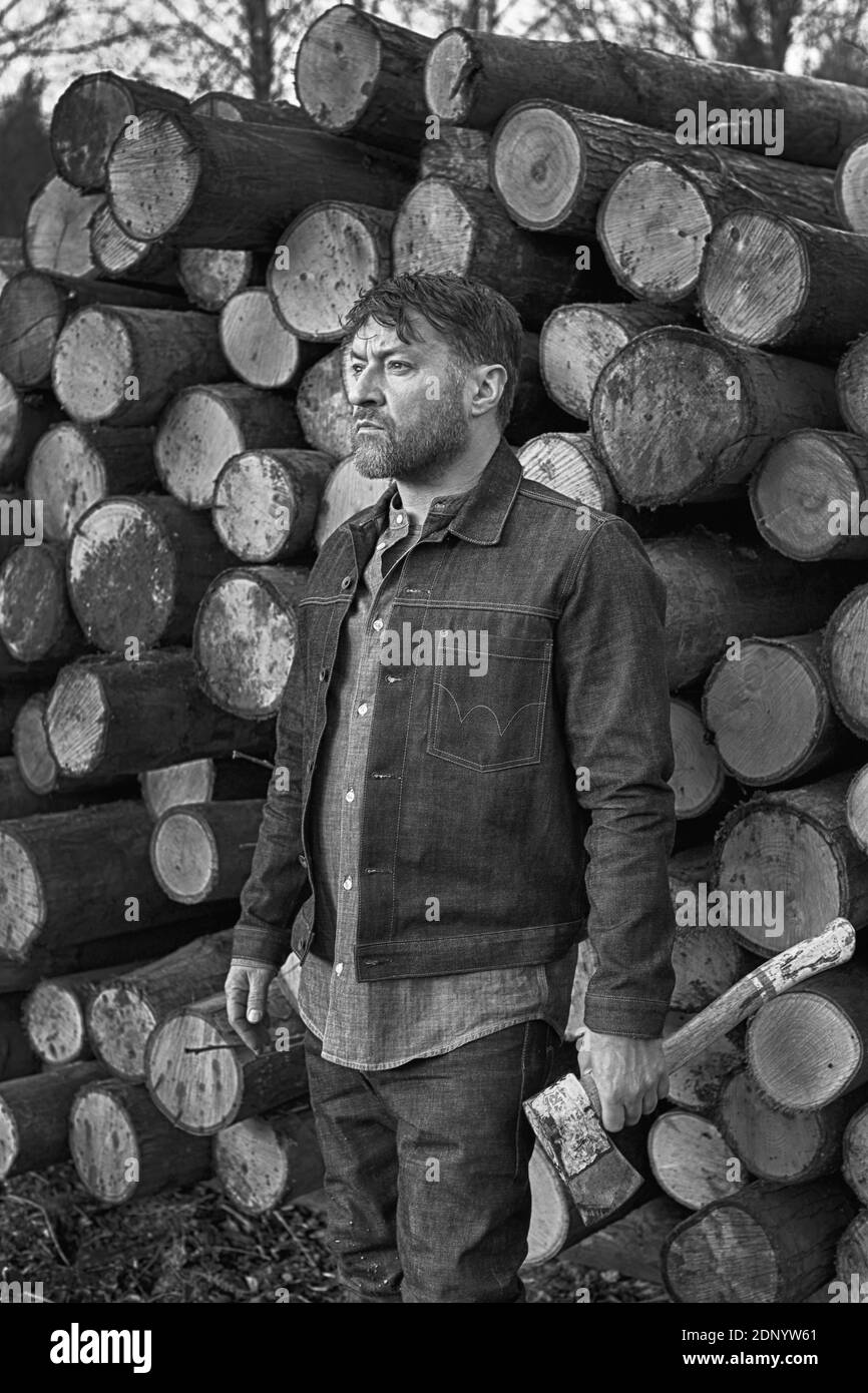 I bruciatori di carbone passano attraverso un processo intensivo di lavoro per fare i grumi di boschetti di carbon.mereworth in kent, UK. Foto Stock
