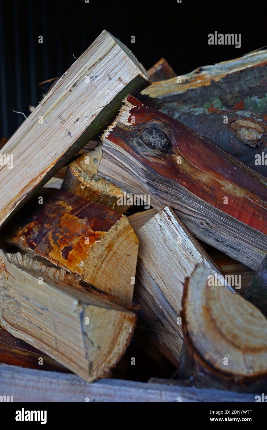 I bruciatori di carbone passano attraverso un processo intensivo di lavoro per fare i grumi di boschetti di carbon.mereworth in kent, UK. Foto Stock