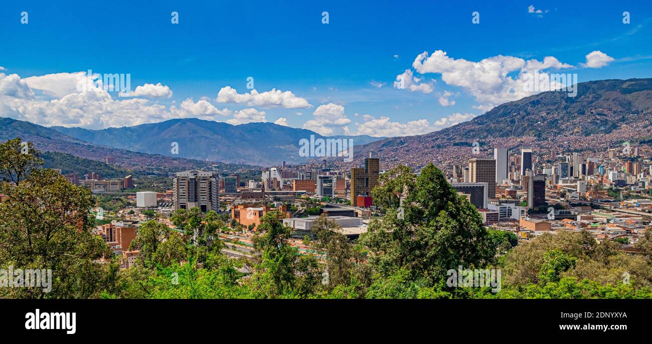 Vista panoramica aerea della Valle de Aburrá dove si trova una delle più importanti città della Colombia, Medellin, sempre in primavera Foto Stock