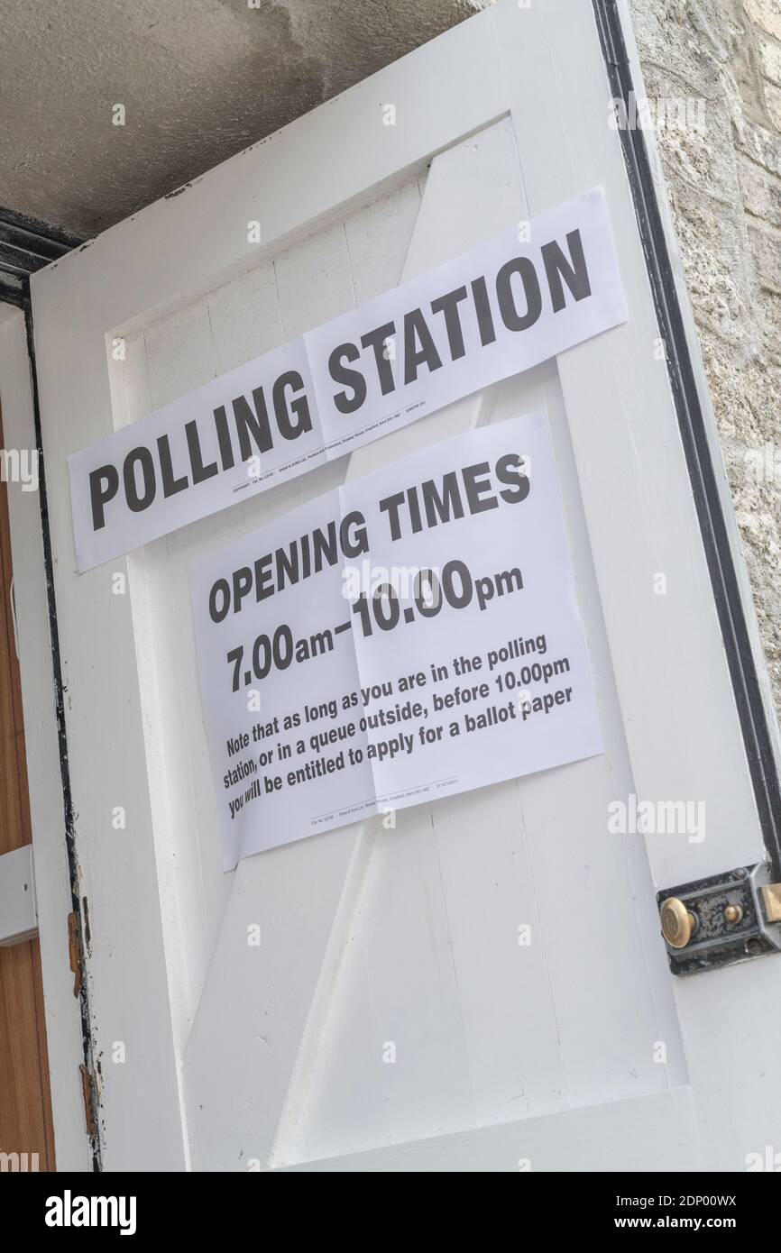 Stazione di polling firmare al di fuori del Regno Unito sondaggi elettorali station - per il 2019 elezioni europee, ma utilizzabile per altre elezioni NEL REGNO UNITO. Regno Unito le elezioni generali. Foto Stock