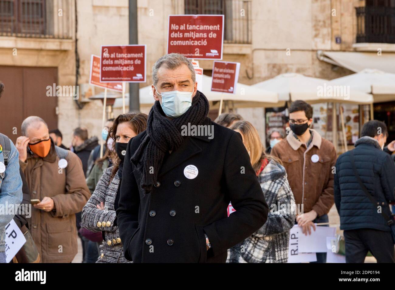 Valencia, Spagna. 18 Dicembre 2020. Toni canto, politico del partito cittadino visto durante la manifestazione.giornalisti con lo slogan 'senza giornalisti non c'è giornalismo, e senza giornalismo non c'è democrazia'. Diversi licenziamenti che colpiscono il settore dell'informazione hanno provocato una protesta da parte di giornalisti in diverse parti della Comunità valenciana. Valencia in Plaza de la Virgen. Credit: SOPA Images Limited/Alamy Live News Foto Stock