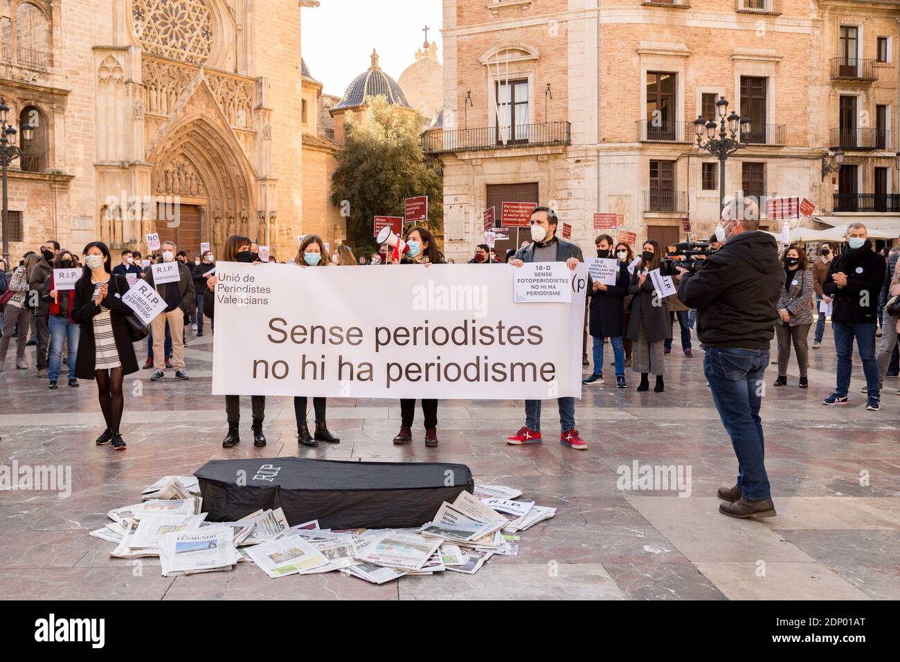 Valencia, Spagna. 18 Dicembre 2020. Manifestanti che hanno un banner che dice 'senza giornalisti, 'non c'è giornalismo' durante la manifestazione.giornalisti con lo slogan 'senza giornalisti non c'è giornalismo, e senza giornalismo non c'è democrazia'. Diversi licenziamenti che colpiscono il settore dell'informazione hanno provocato una protesta da parte di giornalisti in diverse parti della Comunità valenciana. Valencia in Plaza de la Virgen. Credit: SOPA Images Limited/Alamy Live News Foto Stock