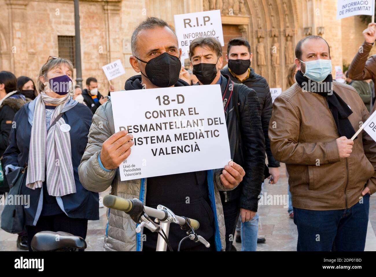 Valencia, Spagna. 18 Dicembre 2020. Un protestante che ha un banner 'contro lo smantellamento del sistema mediatico valenciano'urando la demonstration.giornalisti con lo slogan 'senza giornalisti non c'è giornalismo, e senza giornalismo non c'è democrazia'. Diversi licenziamenti che colpiscono il settore dell'informazione hanno provocato una protesta da parte di giornalisti in diverse parti della Comunità valenciana. Valencia in Plaza de la Virgen. Credit: SOPA Images Limited/Alamy Live News Foto Stock