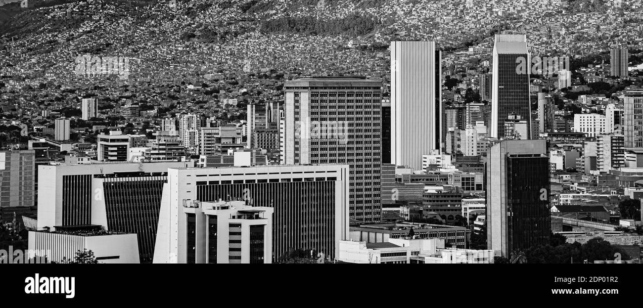 Vista panoramica aerea della Valle de Aburrá dove si trova una delle più importanti città della Colombia, Medellin, sempre in primavera Foto Stock