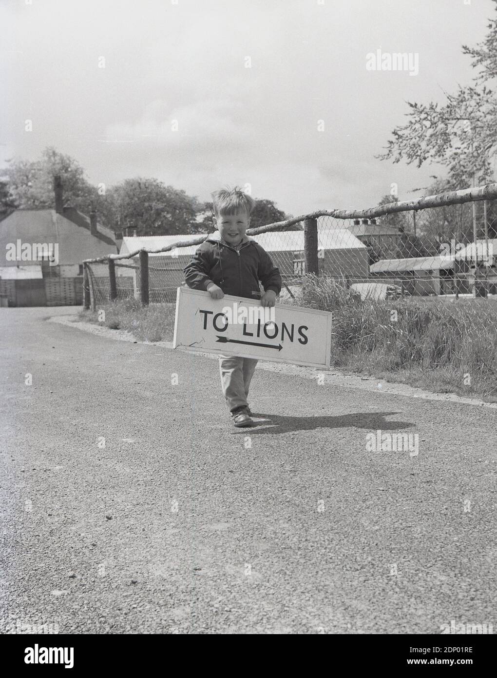 1969, storico, poco visitante Flamingo Park Zoo, Inghilterra, Regno Unito Holsing un segno, 'ai Lions'. Foto Stock