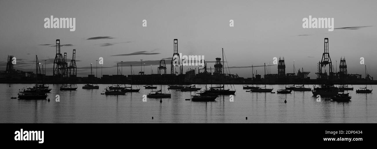 Immagine panoramica all'alba con barche a vela ancorate e porto lo sfondo Foto Stock