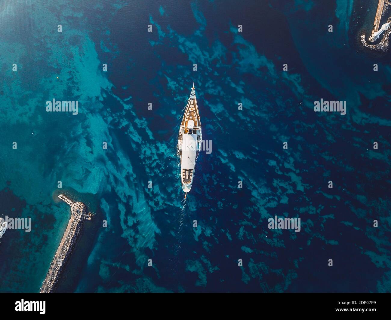 Vista dall'alto di una barca, del lago Leman e delle sue texture, preso dal  cielo con un drone, Ginevra, Svizzera. Bateau de la CGN sur le lac leman à  Genève Foto stock -