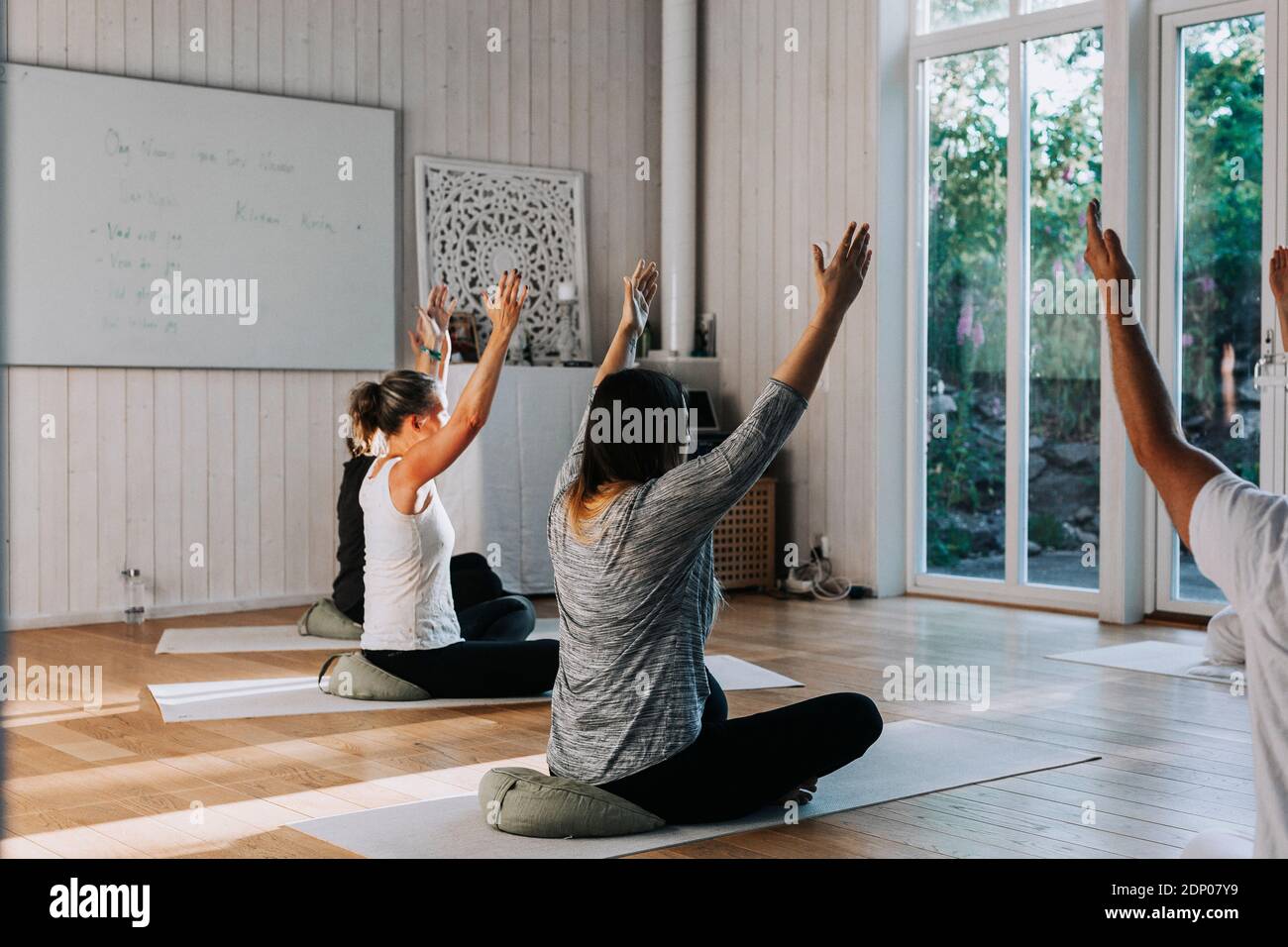 Le donne a praticare yoga Foto Stock