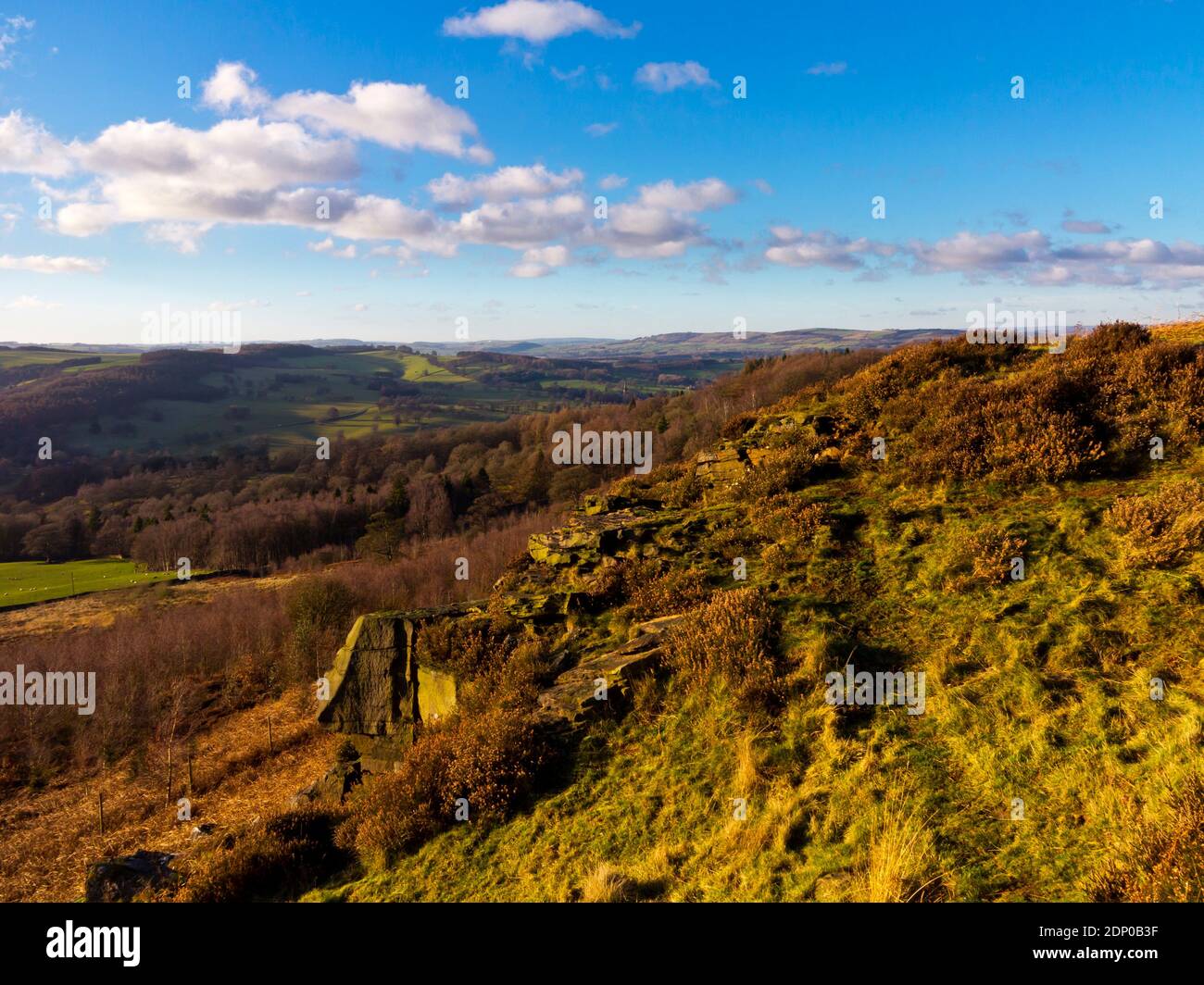 Campagna a Beeley Moor vicino a Bakewell nel Peak District National Park Derbyshire Inghilterra Regno Unito fotografato sotto il sole invernale in gennaio. Foto Stock