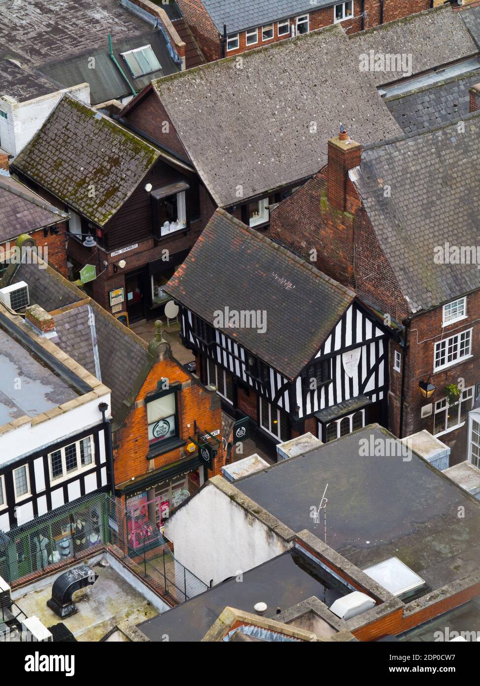 Vista sui vecchi edifici nell'area di Shambles Di strade medievali nel centro città di Chesterfield Derbyshire Inghilterra UK Foto Stock