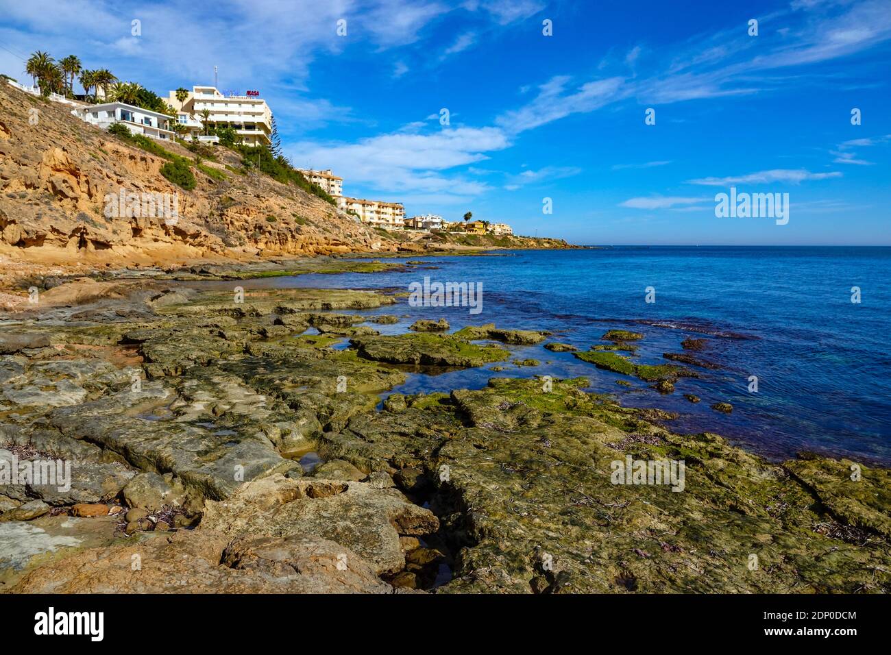 Case sulla scogliera sulla costa rocciosa, mare, la Mata, Torrevieja, Costa Blanca, Provincia di Valencia, Spagna, UE, Europa Foto Stock