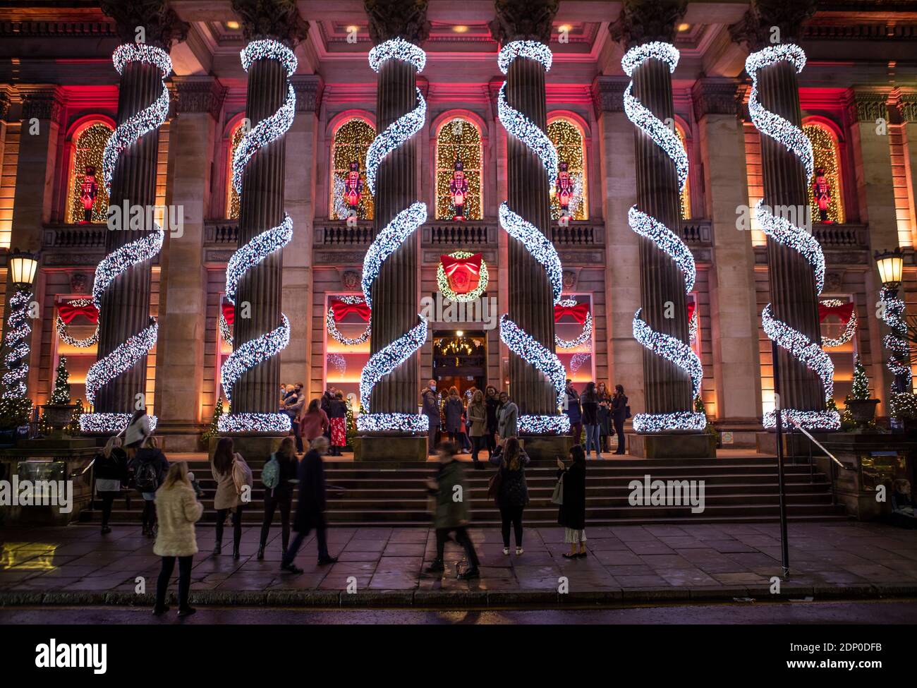 Decorazioni natalizie fuori dal Duomo in George Street, Edimburgo. Foto Stock